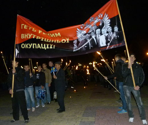 Marsz z pochodniami na rozpoczęcie wiecu partii Swoboda